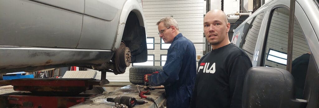 Niko Palviainen Autokorjaamo Palviainen Oy:n tiloissa.