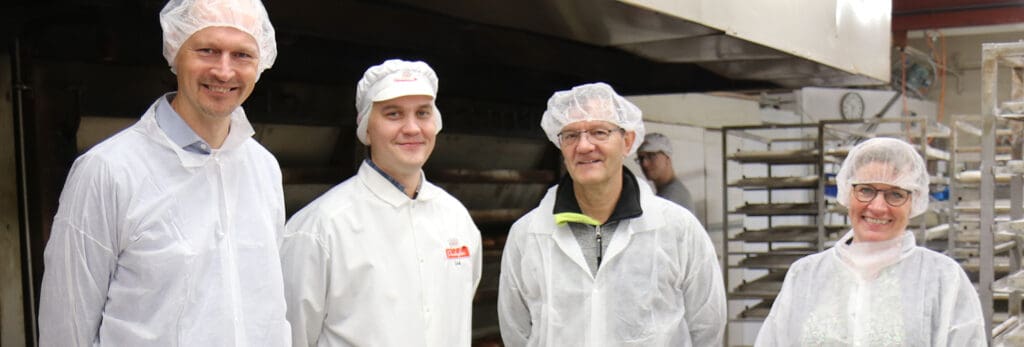 Kuvassa ovat Mika Holappa, Erik ja Eero Kärki sekä Satu Koskinen Porokylän Leipomon Nurmeksen yksikössä.
