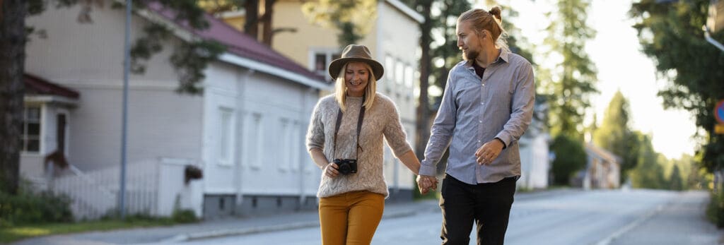 Pariskunta Puu-Nurmeksessa Bomban matkailualue