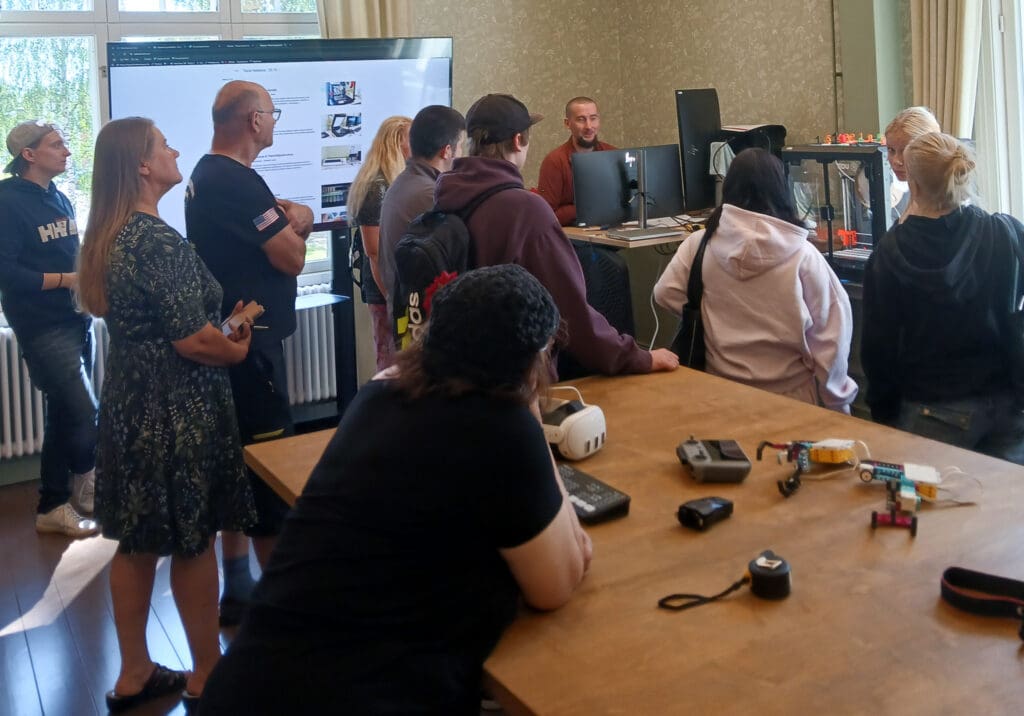 Ukko torni kertoo avajaisissa kävijöille Digituvasta