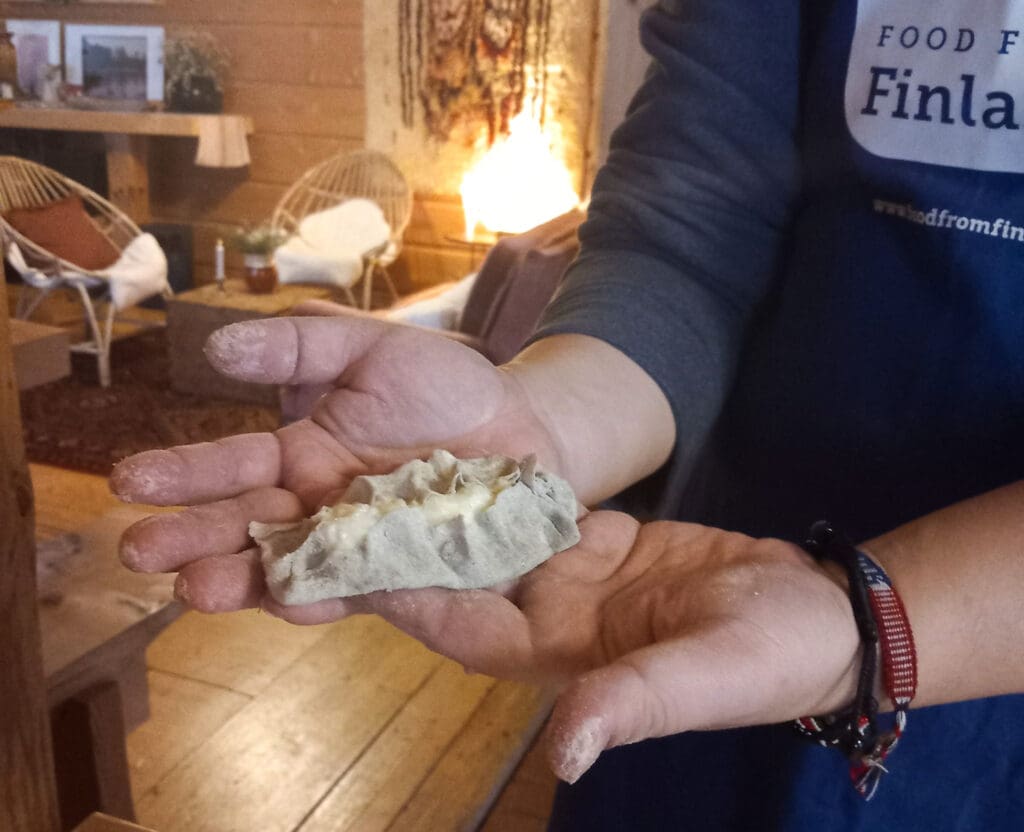 Karjalanpiirakka kädessä