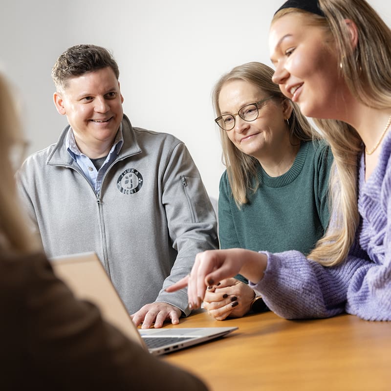 PIKES-yrityspalvelut, yritysten kehittämispalvelut Juuassa, kuvassa Minna, Antti ja Netta.