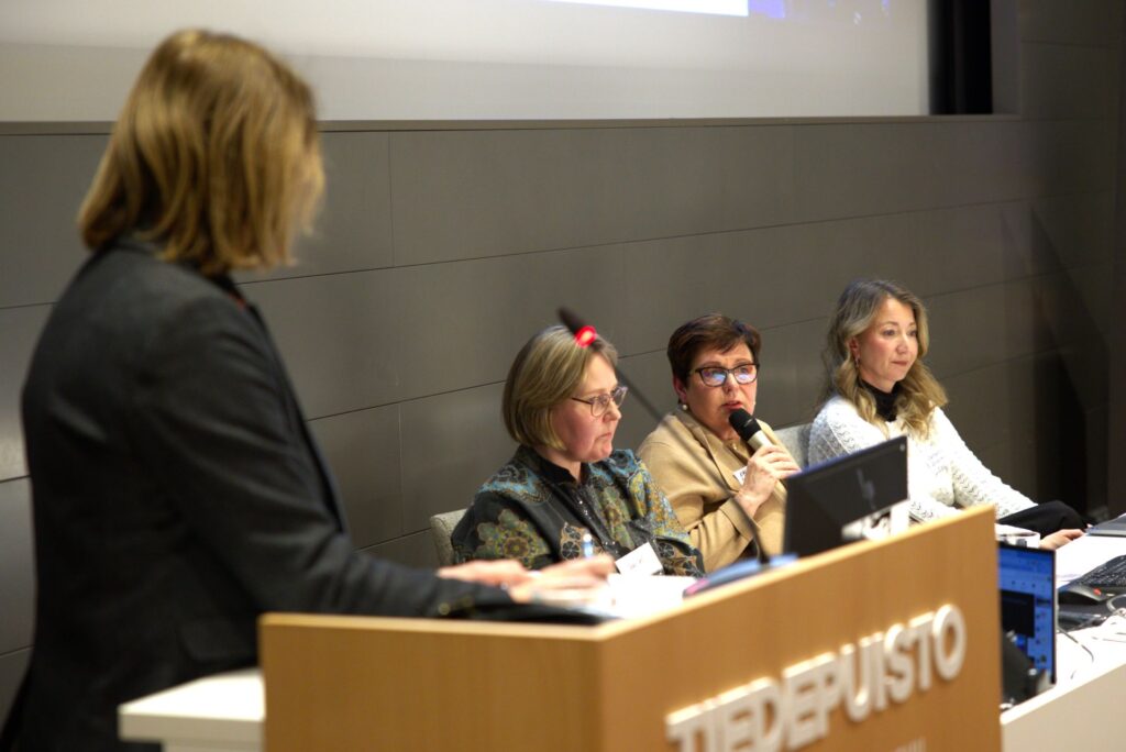 BAM-paneeli-Sell-Laitinen-Airaksinen-1920: Kuvassa neljä henkilöä paneelikeskustelussa.