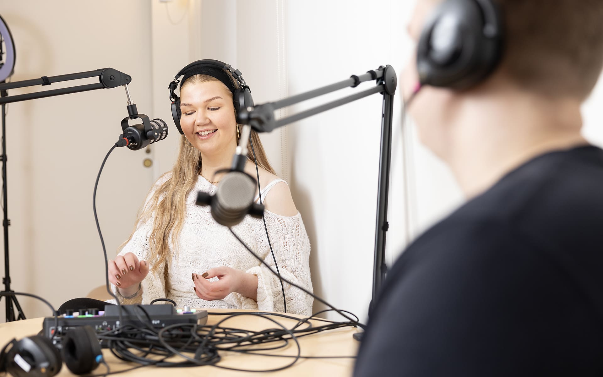 PIKES Digitupa, kuvassa kaksi henkilöä Juuan podcast-studiossa