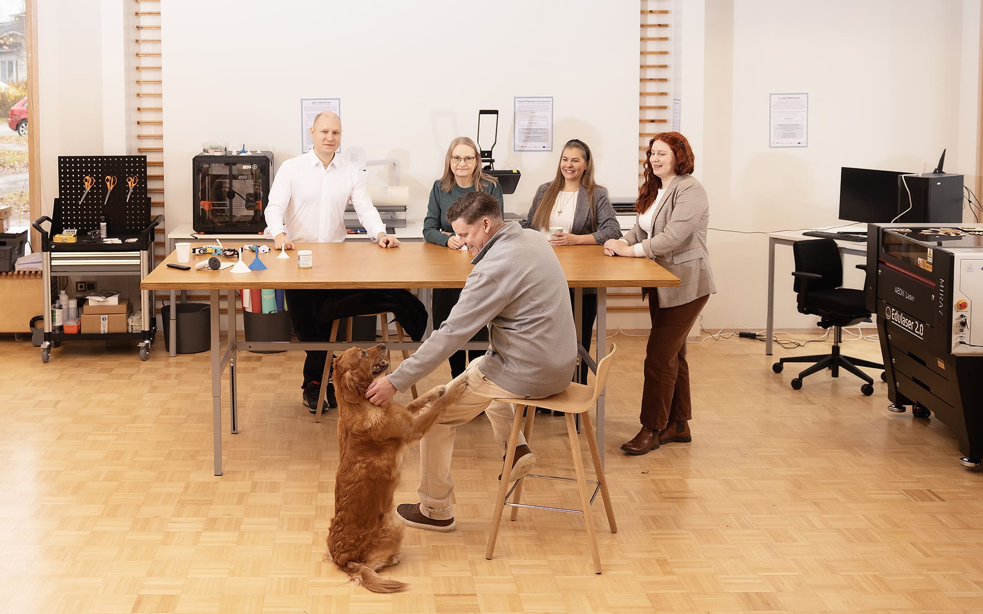 PIKES Digitupa, kuvassa viisi henkilöä ja koira Juuan Digituvan digipa