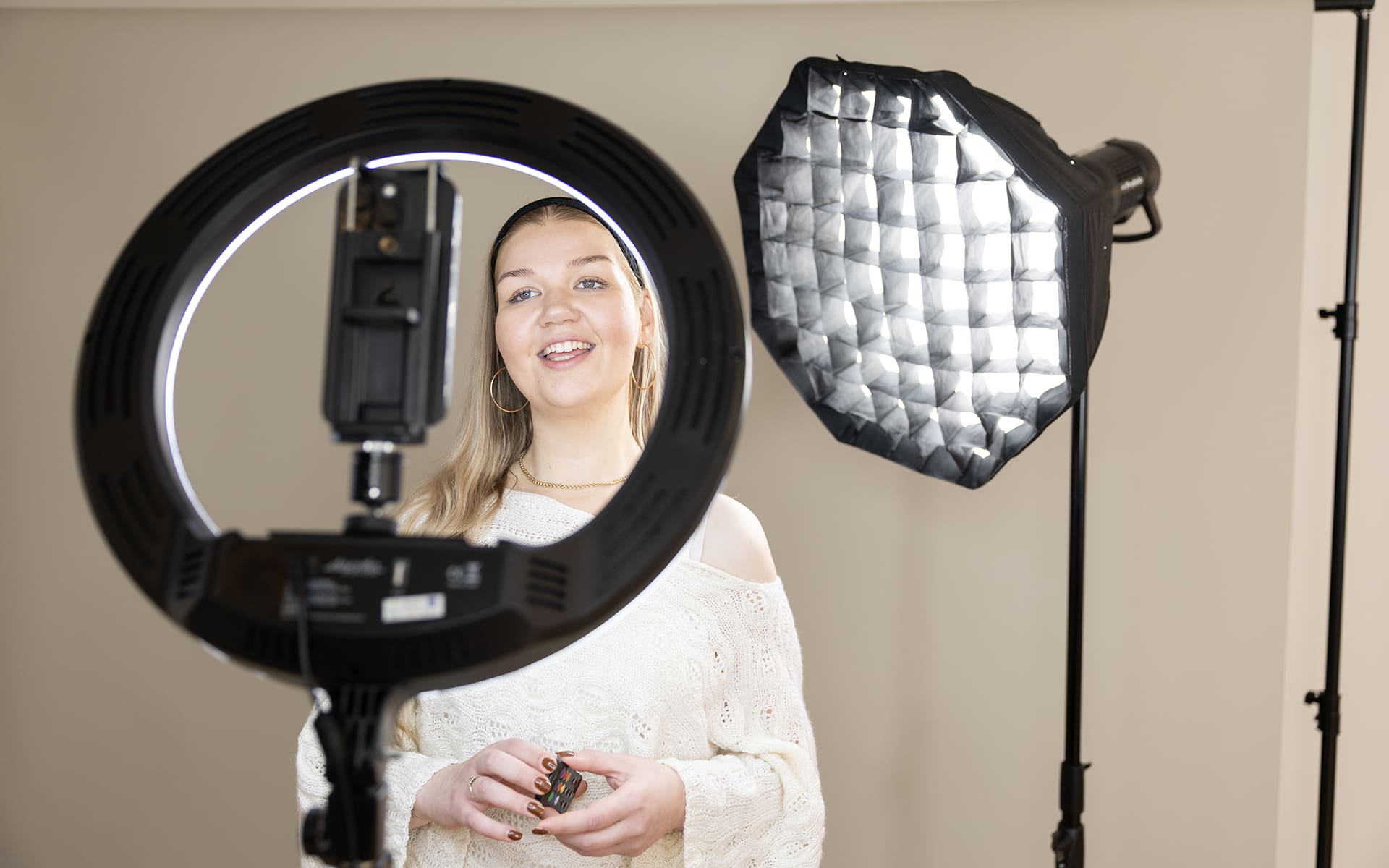 PIKES Digitupa, kuvassa henkilö kuvaa itseään älypuhelimella ringlight -lisätarvikkeen avulla.