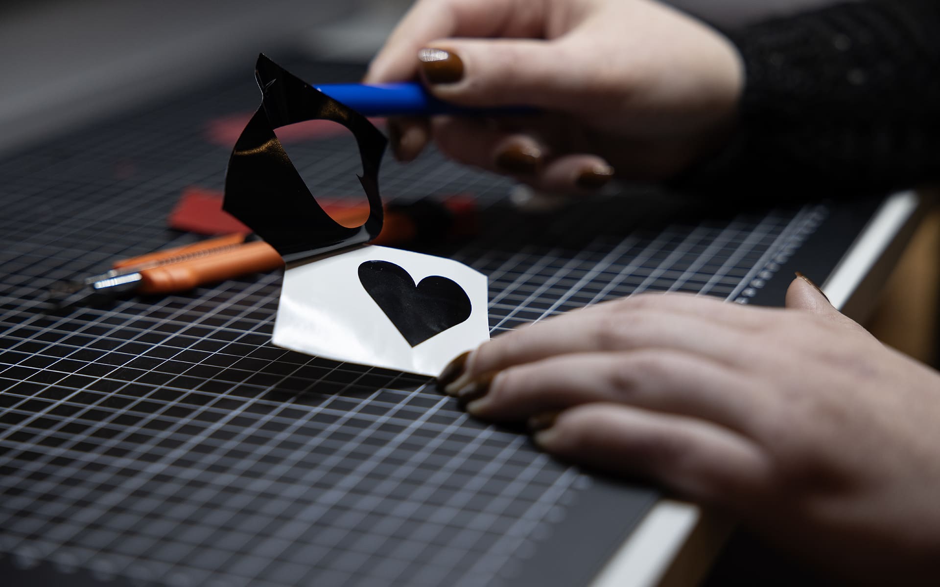 PIKES Digitupa, kuvassa vinyylileikkurilla tehty sydäntarra.