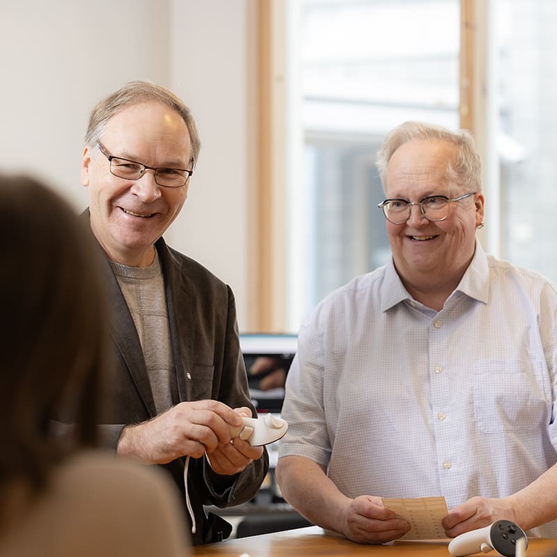 PIKES yrityksen perustaminen, kuvassa kaksi yritysasiantuntijaa