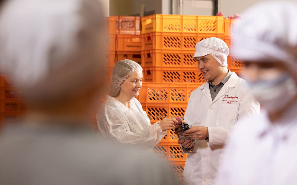 PIKES-yrityspalvelut Nurmeksessa ja Juuassa, Minna Heikkinen ja Erik Kärki Porokylän Leipomon pakkaamossa.