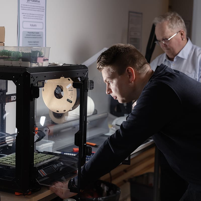 PIKES-yrityspalvelut, kehittämisprojektit Nurmeksen ja Juuan alueen yrityksille. Kuvassa Joel ja Hannu Juuan Digituvalla.