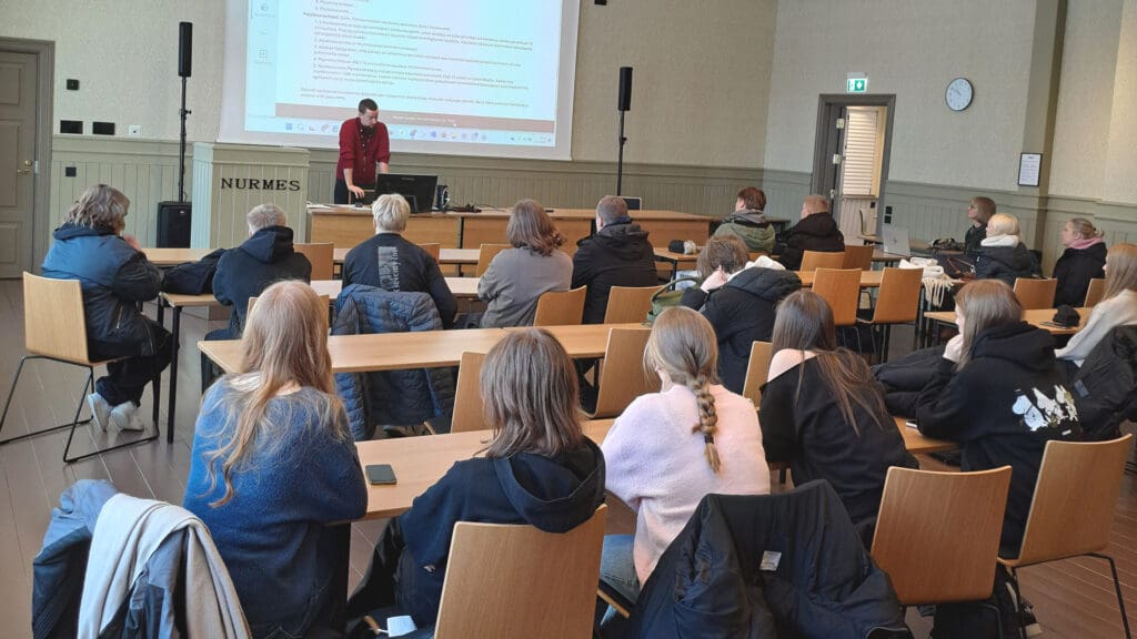 PIKES-yrityspalvelut, PIKES-uutiset, Nurmeksen lukion oppilaita Digituvalla