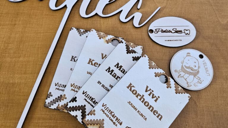 PIKES-diitupa-Juuka: laserleikkurin satoa: nimikyltit ja erilaiset napit