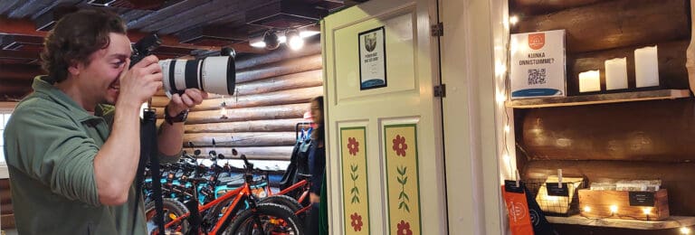 PIKESin-yrityspalvelut, valokuvaaja Harri Tarvainen Bomban Safaris-toimitiloissa.