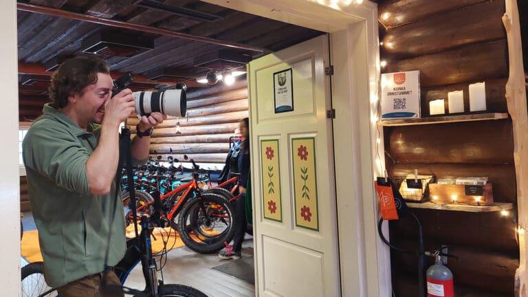 PIKES-yrityspalvelut Juuassa ja Nurmeksessa, kuvassa valokuvaaja Harri Tarvainen Bomba Safariksen tiloissa.