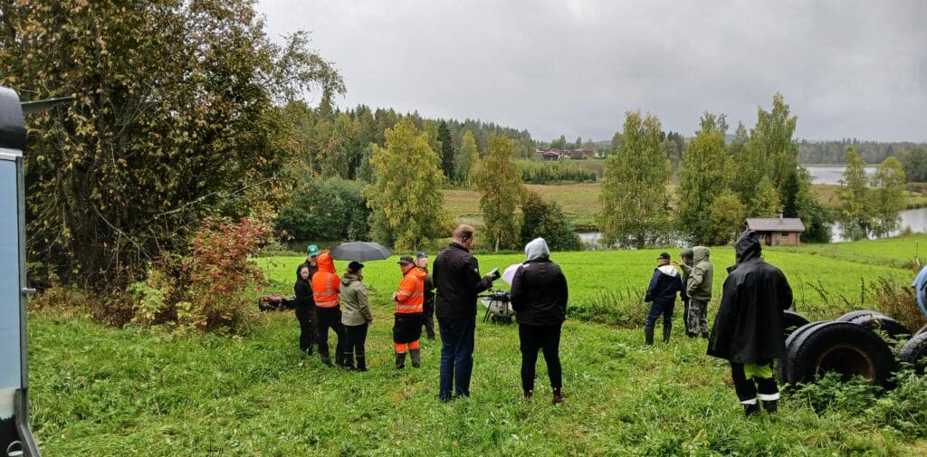 PIKES maatalousdrooni Ylikylässä, kuvassa osallistujia.